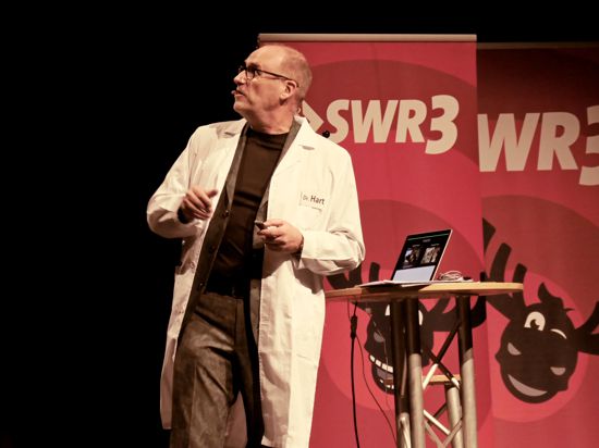 Einen furiosen Einstand lieferte SWR 3-Comedy-Chef Andreas Müller bei seiner "wathatterdann?-Tour in der Badner Halle