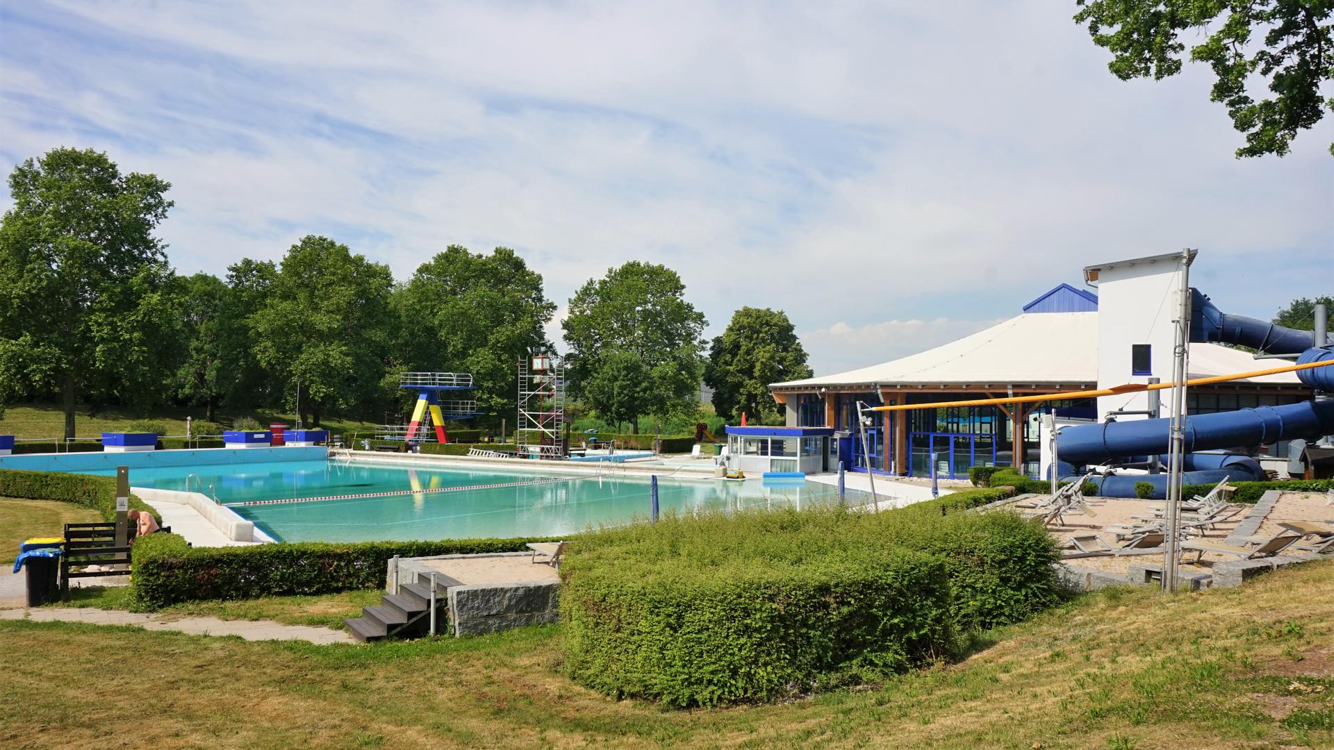 Der Rasen ist akkurat gestutzt: Das Cuppamare in Kuppenheim ist bereit für Badegäste. Bürgermeister Karsten Mußler kann das Schwimmbad aber noch nicht öffnen.