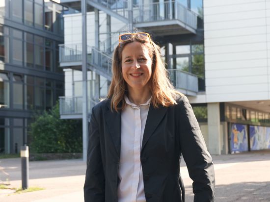 OB-Kandidatin Monika Müller steht vor dem Tulla-Gymnasium in Rastatt