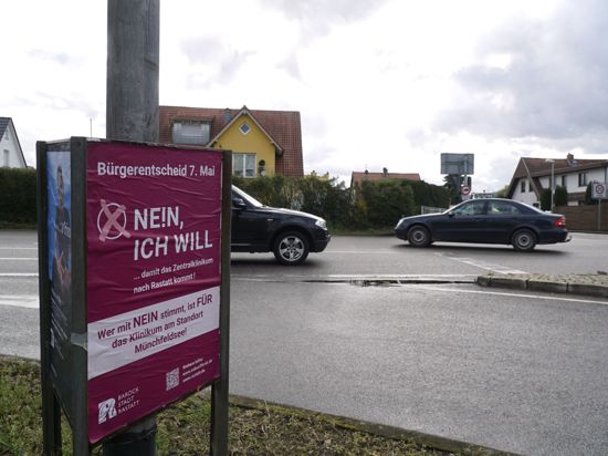 Ein Werbeplakat der Stadt Rastatt für den Bürgerentscheid zum Zentralklinikum Mittelbaden.