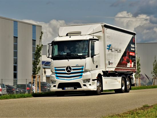 Pendelt zwischen Ötigheim und Rastatt: Der batteriebetriebene Lastwagen eActros von Daimler hat kein Getriebe wie Verbrenner. Deswegen entfällt für die Fahrer das Rucken beim Gangwechsel. Außerdem beschleunigt der Stromer schneller als ein herkömmlicher Lastwagen.