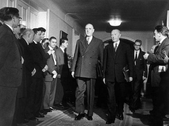 Mittendrin: Als der französische Staatspräsident Charles de Gaulle (Mitte) und der deutsche Bundeskanzler Konrad Adenauer (rechts neben de Gaulle) während einer Konferenz am 15.02. 1962 in Baden-Baden eintrafen, drehte Leser Peter Wendt dabei seinen ersten Film für die Tagesthemen. 
