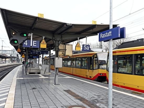 Ein Bahnsteig am Bahnhof Rastatt. In dem Bahnhof haben zwei Mädchen eine 14-Jährige brutal zusammen geschlagen und dabei schwer verletzt.