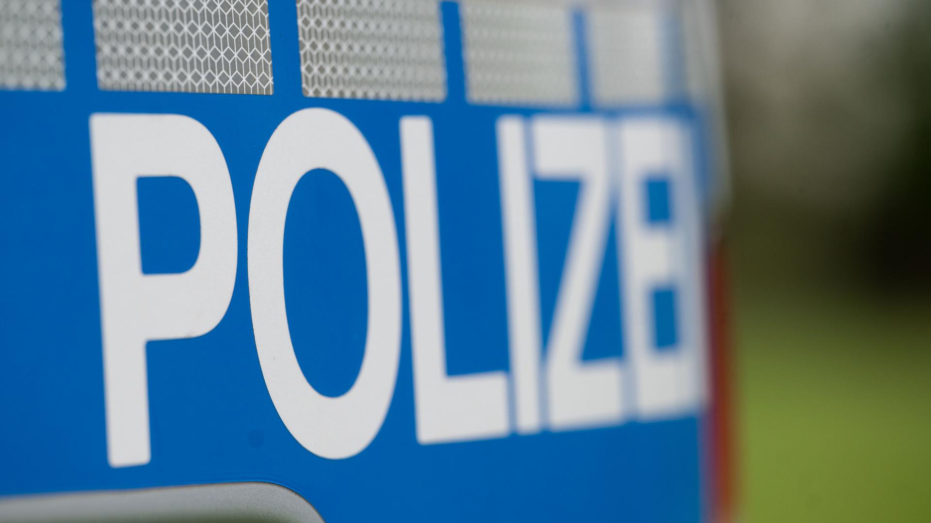 Randale: Im Rastatter Münchfeldstadion ist die Lage nach Spielschluss eskaliert. Auch die Polizei war im Einsatz.  