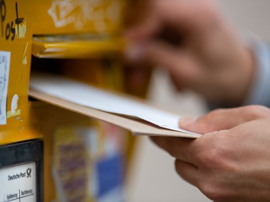 Nur echt in gelber Farbe: der Briefkasten der Deutschen Post. Konkurrenzunternehmen haben in manchen Regionen eigene Briefkästen zur Postaufgabe.