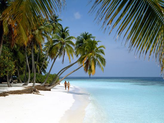 ARCHIV - Ein Paar bei einem Spaziergang an einem einsamen Palmenstrand auf der Malediven-Insel Little Bandos, aufgenommen 2007. Mehr Hitzewellen, steigender Meeresspiegel, extreme Niederschläge: Der Klimawandel setzt sich unaufhaltsam fort. Der Weltklimarat warnt im neuen Bericht vor den Folgen der globalen Erderwärmung. Foto: Friedel Gierth dpa (zu dpa "UN-Bericht: Klimawandel schreitet ungebremst voran" vom 27.09.2013) +++ dpa-Bildfunk +++