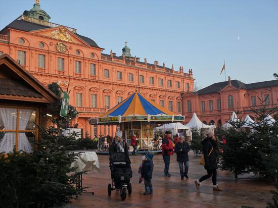 Stimmungsvolles Treiben mit Abstand: Wie genau der Weihnachtsmarkt  in diesem Jahr aussehen wird, ist noch offen. Fest steht nur, er findet im Ehrenhof des Schlosses statt. 
