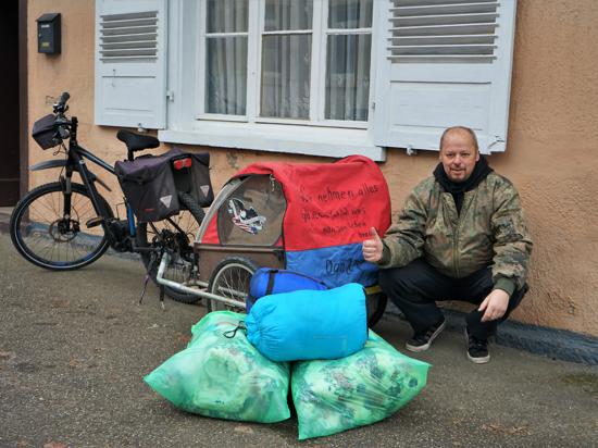 Reichhaltiges Gepäck:  Maik Sattelberg bringt mit seinem E-Bike  nicht nur warme Winterkleidung  zu Obdachlosen