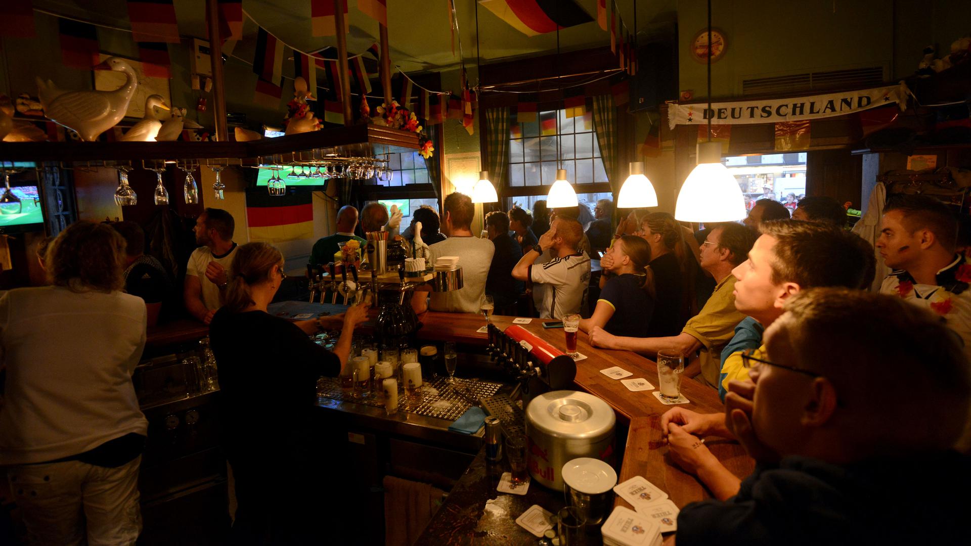 Fußballfans schauen am 13.07.2014 in einer Kneipe in Dortmund (Nordrhein-Westfalen) das Finale der Fußball-WM Deutschland - Argentinien. Foto: Caroline Seidel/dpa ++ +++ dpa-Bildfunk +++