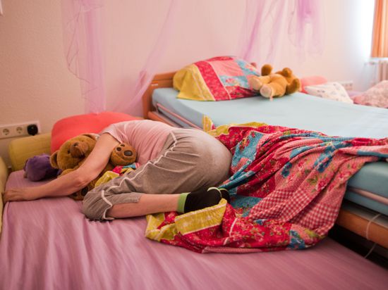 Eine an Demenz erkrankte Bewohnerin liegt am 12.08.2014 in ihrem Zimmer im Seniorenzentrum Theresienau in Bonn (Nordrhein-Westfalen) neben ihrem Bett auf einer Matratze. Links und rechts neben ihrem Bett liegen Matratzen, damit sich die Bewohnerin, falls sie sich aus dem Bett dreht, nicht verletzt. Dadurch kann auf Gitter oder eine Fixierung verzichtet werden. Foto: Rolf Vennenbernd/dpa (zu dpa vom 12.08.2014) ++ +++ dpa-Bildfunk +++