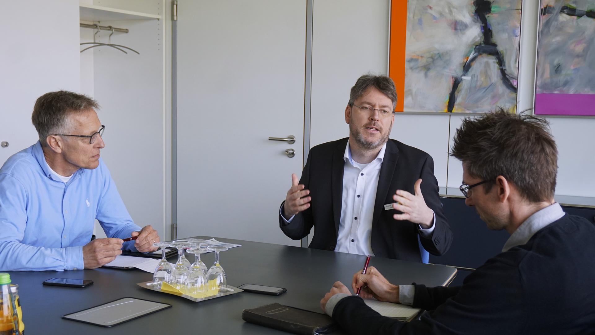 Rastatts Landrat Christian Dusch sitzt am Tisch mit BT-Redakteur Egbert Mauderer und BNN-Redakteur Holger Siebnich