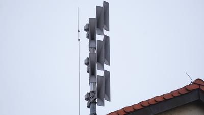 So sehen sie aus: Das ist eine Signalanlage auf dem Dach der Schule in Rastatt-Niederbühl. In neun Kommunen des Landkreis Rastatt gibt es aktuell keine oder keine betriebsbereiten Anlagen. 