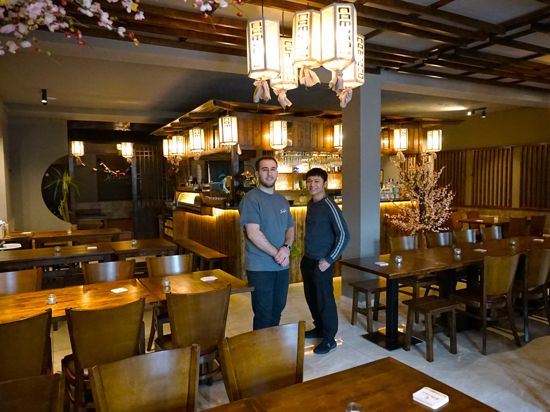 Alban Lata, Geschäftsführer des neuen Restaurants Nam Vang in Rastatt, und Koch Anh Tung stehen im Gastraum.