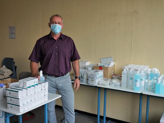 Ein Mann mit Maske in einem Raum voller Desinfektionsmittel.