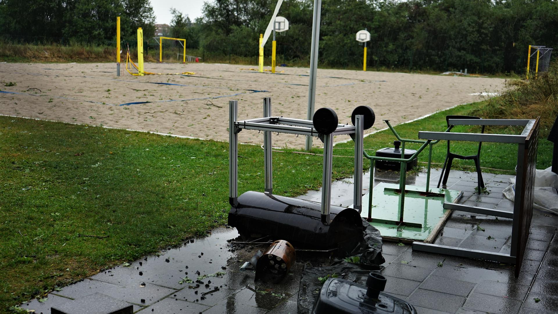 Zerstörung hinterließ der Sturm nicht nur in der Natur, sondern wie hier auch mit Sachschäden auf einem Volleyballfeld in Durmersheim.