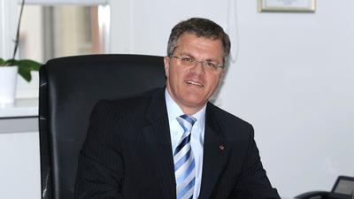 Hans Jürgen Pütsch, Oberbürgermeister von Rastatt, sitzt an seinem Schreibtisch.