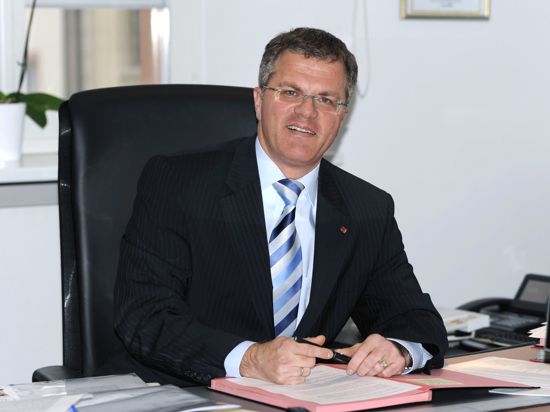 Hans Jürgen Pütsch, Oberbürgermeister von Rastatt, sitzt an seinem Schreibtisch.