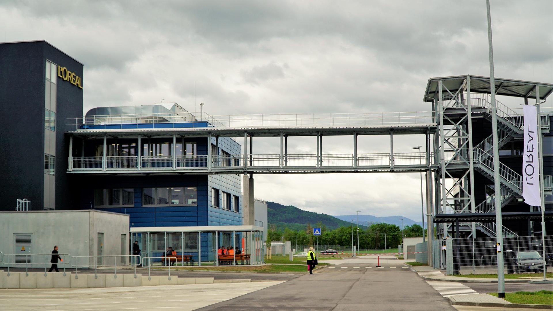 Das weltweit größte Logistikzentrum des Kosmetikkonzerns L’Oréal wurde in Muggensturm eröffnet. Rund 450 Mitarbeiter werden nach Ende des Umzugs aus Karlsruhe im Industriegebiet „Schleifweg III“ arbeiten.