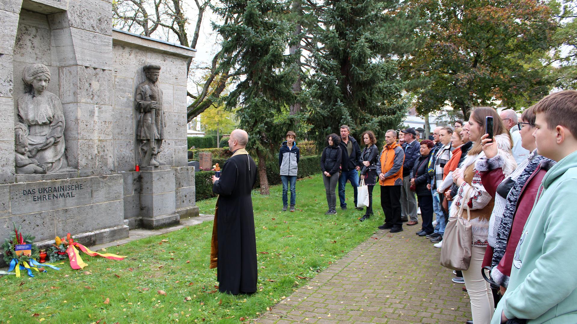 Großer Andrang: Rund 60 Menschen besuchten an Allerheiligen die Gedenkfeier beim Ukrainer-Denkmal auf dem Stadtfriedhof. Dazu eingeladen hatte nach alter Tradition der Deutsch-Ukrainische Verein in Karlsruhe.