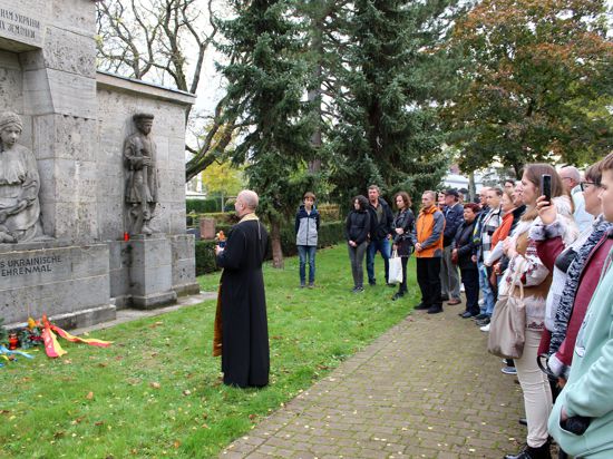 Großer Andrang: Rund 60 Menschen besuchten an Allerheiligen die Gedenkfeier beim Ukrainer-Denkmal auf dem Stadtfriedhof. Dazu eingeladen hatte nach alter Tradition der Deutsch-Ukrainische Verein in Karlsruhe.