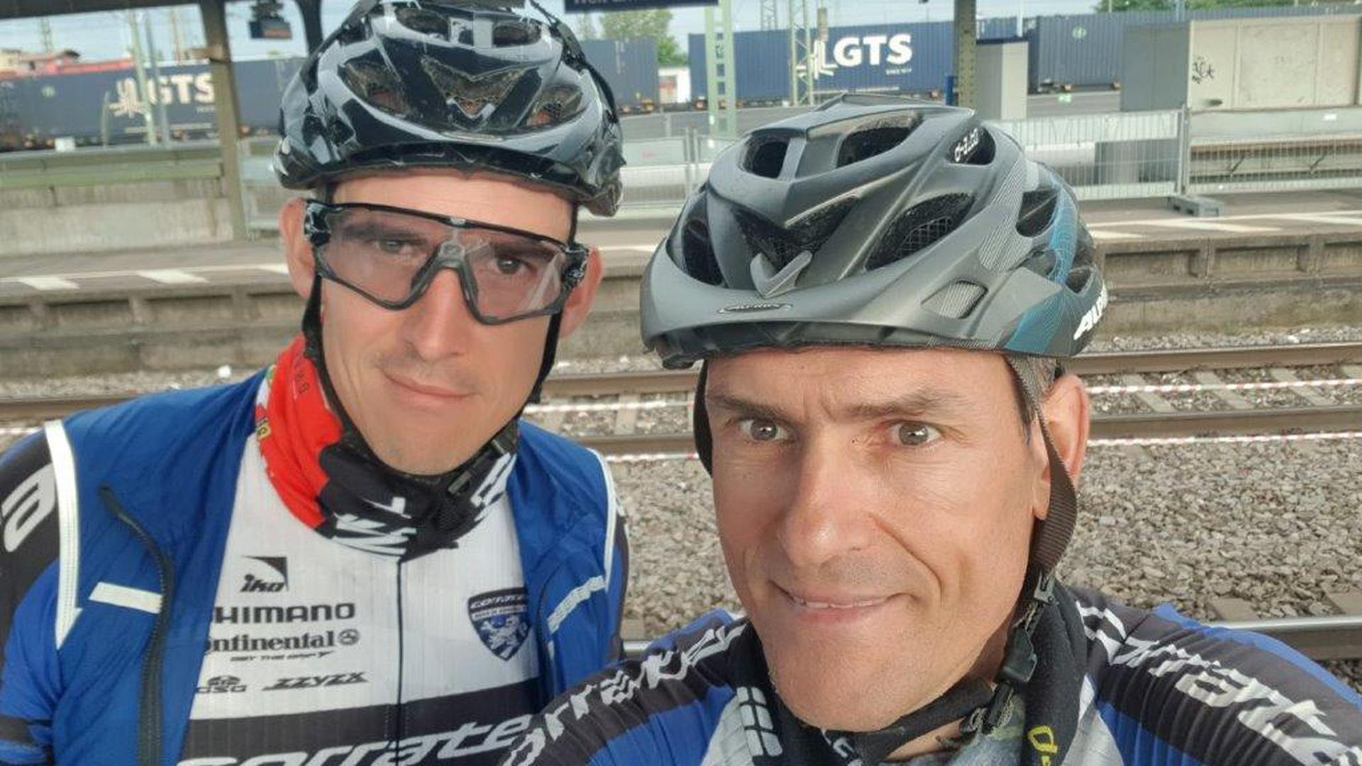 Nach 305 Kilometern am Ziel: Ben Witt (links) und Rolf Wieland bei ihrer Ankunft am Bahnhof in Weil am Rhein.