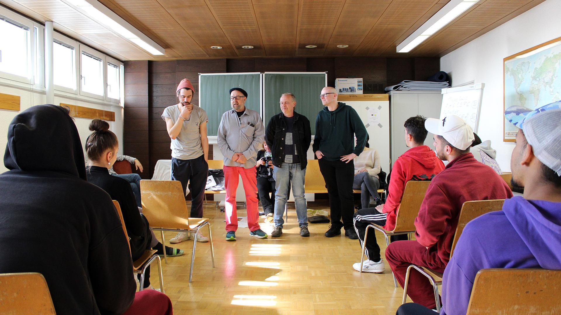 Erster Poetry Slam in der Arrestanstalt: Organisator Rolf Suter, der Mann mit roter Hose, präsentiert die Finalisten Tobias Schill, Wolfgang Wetter und Lars Sörensen, von links.
