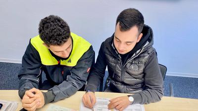 Schreibarbeit: Omar Jaafar (links) und Mustafa Özkan beugen sich über ein Antragsformular. Kurz vor knapp verlängerte die Rastatter Ausländerbehörde Jaafars Fiktionsbescheinigung. 