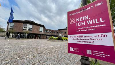 Ein Wahlplakat zum Bürgerentscheid für das Zentralklinikum in Rastatt hängt vor der Badner Halle.