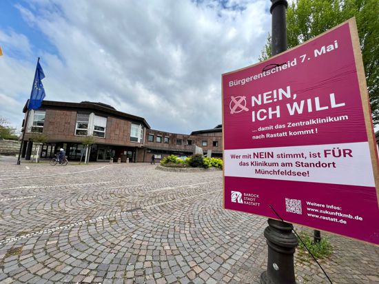Ein Wahlplakat zum Bürgerentscheid für das Zentralklinikum in Rastatt hängt vor der Badner Halle.
