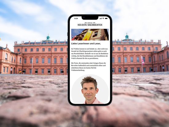Ein Handy mit einem geöffneten BNN-Newsletter vor dem Schloss Rastatt.