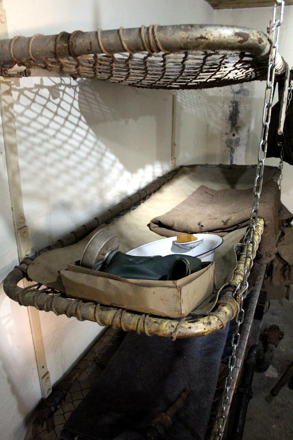 Betten im Mannschaftsraum im Bunkermuseum in Rastatt