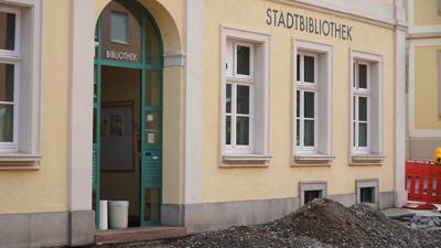 In der Herrenstraße in Rastatt laufen derzeit Bauarbeiten auch vor der Stadtbibliothek.