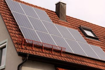 Eine Photovoltaikanlage auf einem Dach