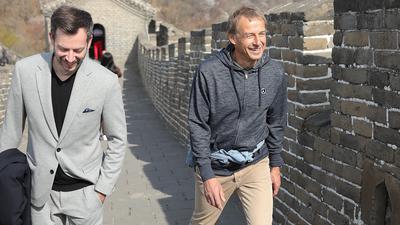 Unterwegs auf der Chinesischen Mauer: In Peking hatte Patrick Stüber (links) mit Jürgen Klinsmann prominente Gesellschaft.