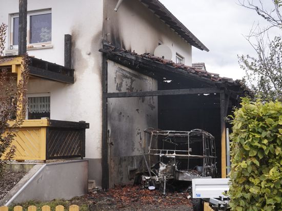 Beim Brand eines Wohnwagens ist in Rastatt eine Person verletzt worden.