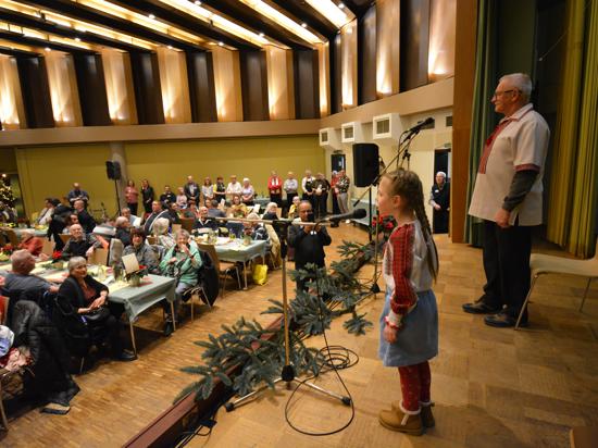 Das Foto zeigt die sechsjährige Sofiia Tsybulska aus der Ukraine, wie sie ein Weihnachtslied singt.