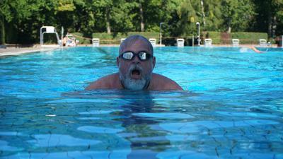 Ein Mann schwimmt in einem Becken