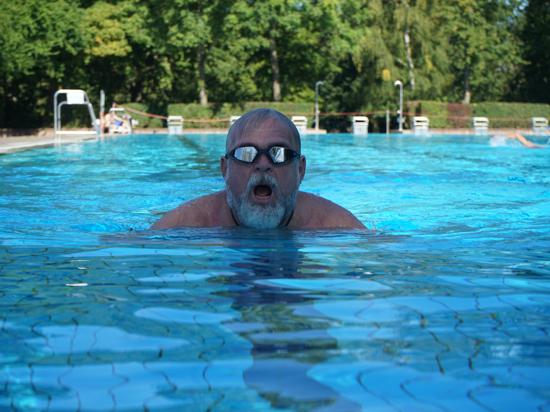Ein Mann schwimmt in einem Becken