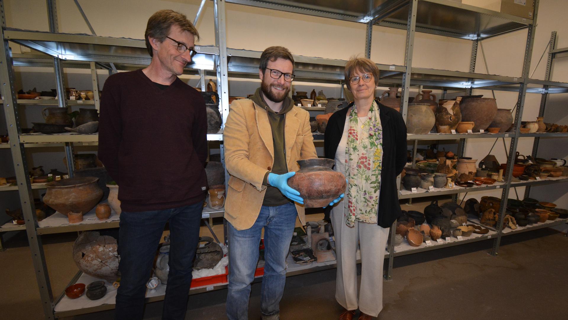 Martin Kemkes, Johann Schrempp und Iris Baumgärtner. Schrempp hält ein keltisches Gefäß aus dem 6. Jahrhundert vor Christus in den Händen, ausgegraben in Breisach bei Freiburg.