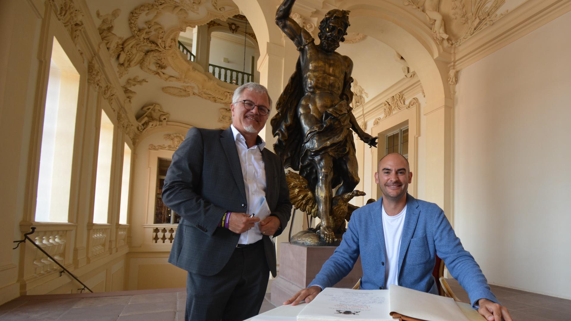 Daniel Bayaz beim Eintrag in das Goldene Buch der Stadt mit Oberbürgermeister Hans Jürgen Pütsch