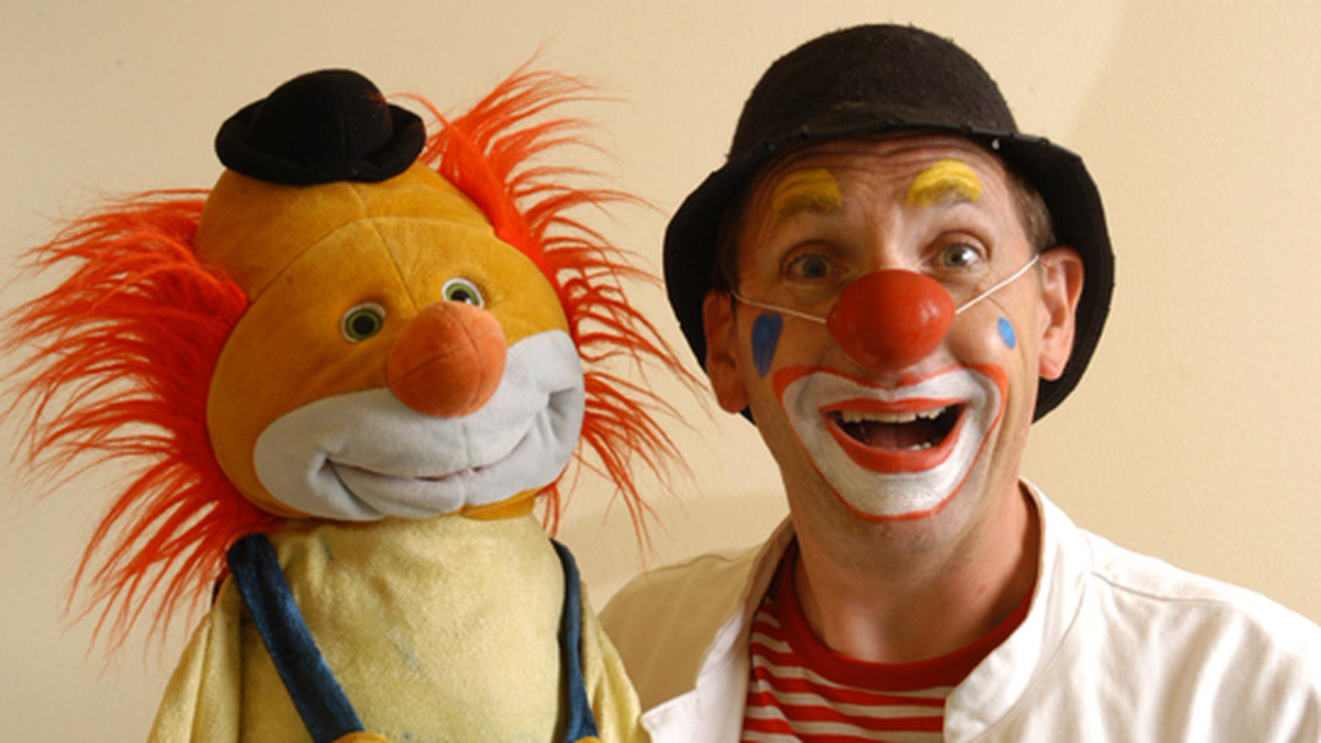   Clown mit Stofftier                              