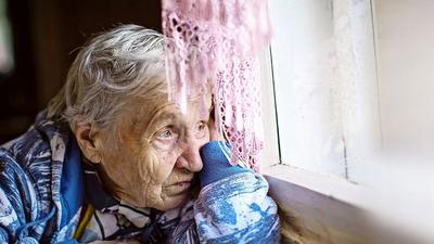 Im Alter leben viele alte Menschen alleine: Soziale Kontakte sind oft auf ein Minimum reduziert. Einsamkeit und sozialer Rückzug können Anzeichen einer Depression sein.  Kommen körperliche Gebrechen hinzu, könnte am Ende der Abwärtsspirale die Verwahrlosung stehen.