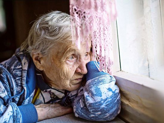 Im Alter leben viele alte Menschen alleine: Soziale Kontakte sind oft auf ein Minimum reduziert. Einsamkeit und sozialer Rückzug können Anzeichen einer Depression sein.  Kommen körperliche Gebrechen hinzu, könnte am Ende der Abwärtsspirale die Verwahrlosung stehen.