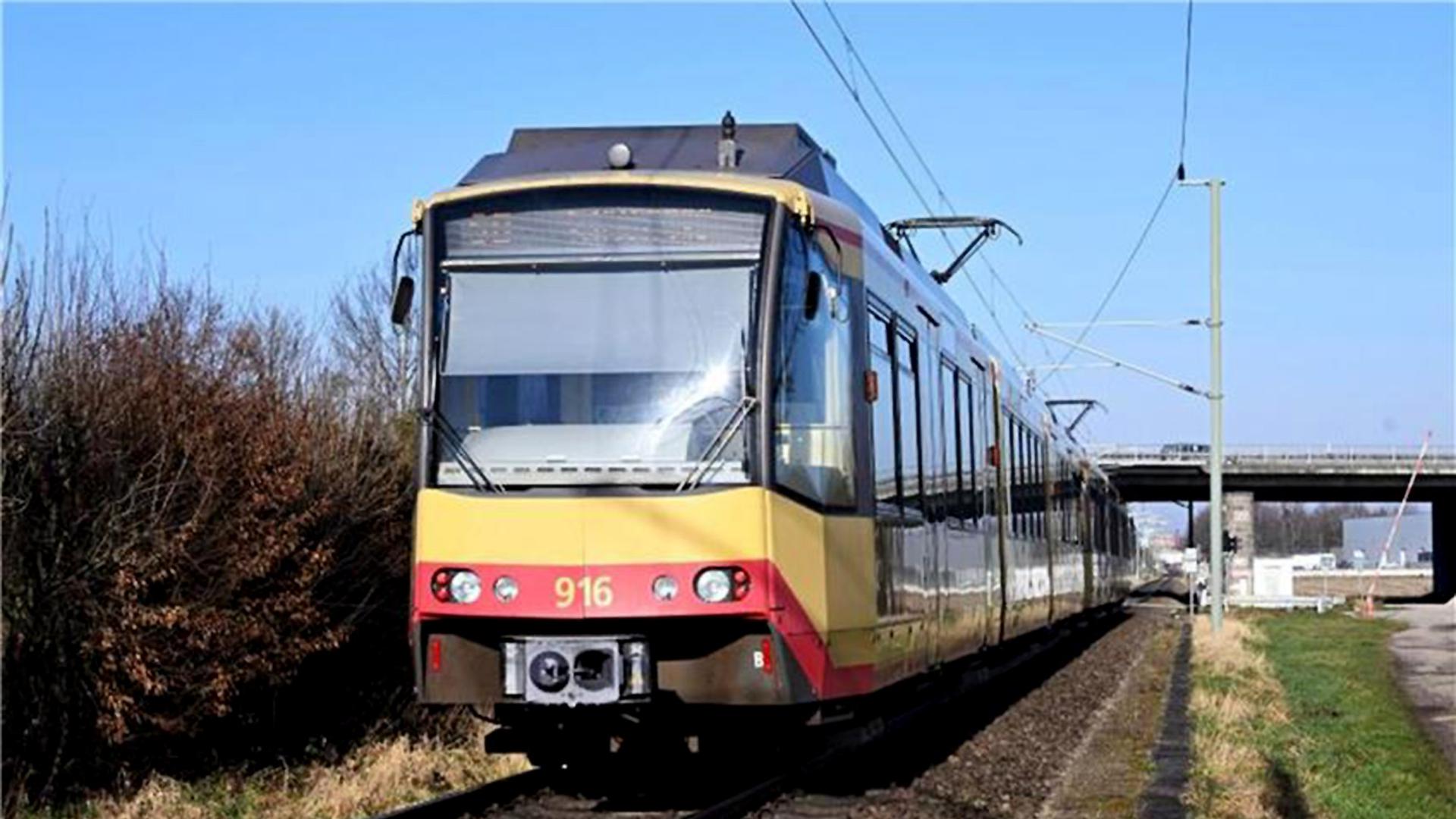 Eine Stadtbahn fährt zwischen Rastatt und Kuppenheim auf der Murgtalbahnstrecke.