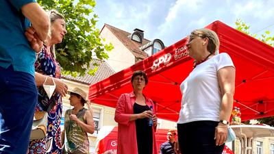 Saskia Esken am SPD-Wahlkampfstand auf dem Rastatter Marktplatz. 