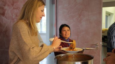 Zwei Helferinnen schöpfen Essen aus bei der Aktion „Kein Sonntag ohne Essen“ in Rastatt.