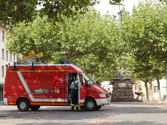 Die Feuerwehr steht auf dem Marktplatz von Rastatt und bietet Bewohnern nach einem Stromausfall das Absetzen von Notrufen an.