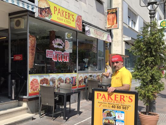 Imbissbetreiber Hasan Paker darf vor seinem Laden in der oberen Kaiserstraße in Rastatt