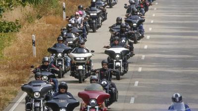 Motorrad-Konvoi zur Beerdigung eines Hels Angels Mitglied in Huegelsheim                               