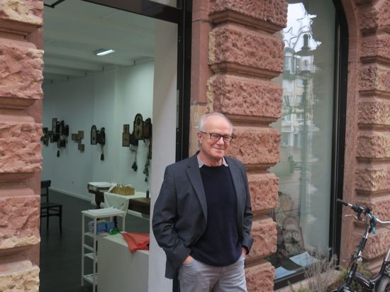 Harald Hemprich vor der Galerie KunstRaum, wo er mit der Eröffnung einer Fotoausstellung über das Ensemble99 am 13. Januar auf seinen Geburtstag anstoßen wird.